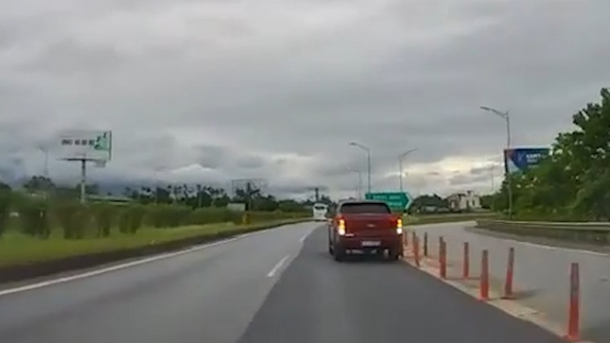 Xử phạt 35 triệu đồng tài xế cho ô tô lùi trên cao tốc Hà Nội - Thái Nguyên